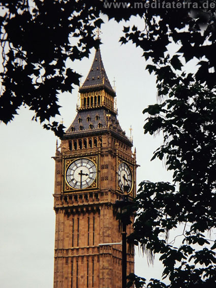Turmspitze des Big Ben in London mit Uhr bzw. Ziffernblatt