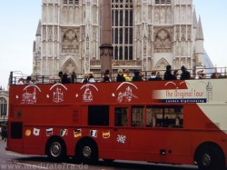 Westminster cathedral London mit rotem Reisebus