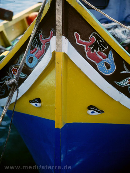 Malta. Gozo, Comino - Luzzi Boot auf Malta mit bunter bzw. blau gelber Bemalung