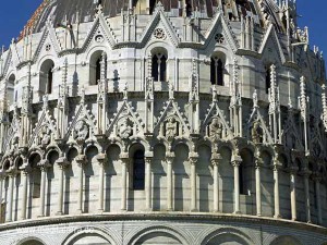 Taufkirche auf dem Domplatz in Pisa mit baukünstlerischen Schmuckdetails