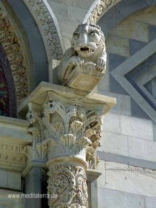 Löwenskulptur am Dom in Pisa mit Säulenkapitell