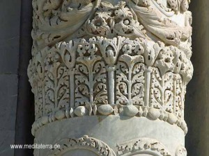 Detail einer Säule auf dem Domplatz in Pisa