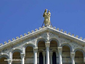 Madonna mit dem Kind - Westfassade Dom in Pisa