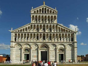 Der Dom von Pisa im strahlenden Blau - Westfassade des Doms