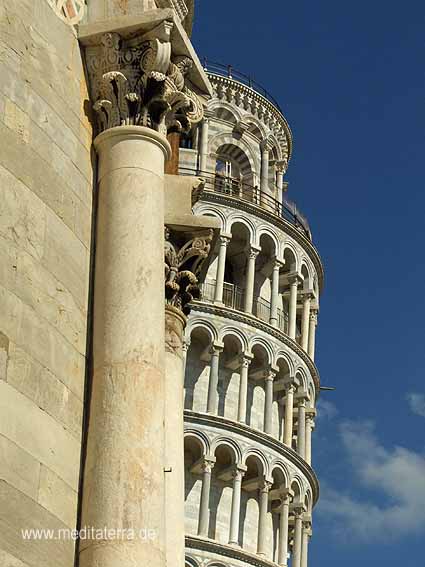 Detail des Doms in Pisa mit dem Schiefen Turm im Hintergrund