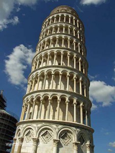 Schiefer Turm zu Pisa mit unterer Etage und sechs Etagen mit Säulen