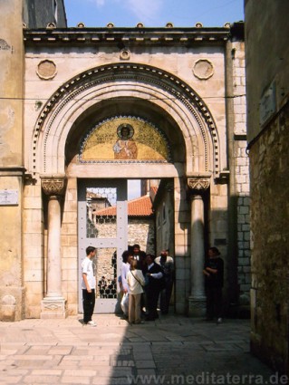 Eingangspforte in den Gassen von Porec auf der Halbinsel Istrien