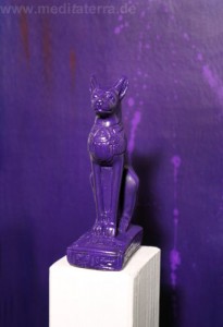 bastet skulptur violett von Kurt Ries gestaltet