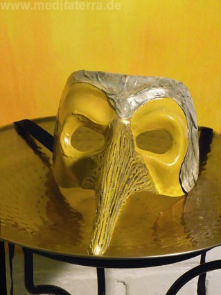 Maske in Gelb