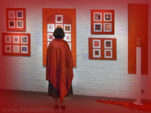 In die Farbe Rot eintauchen, Kunst achtsam und genussvoll betrachten.