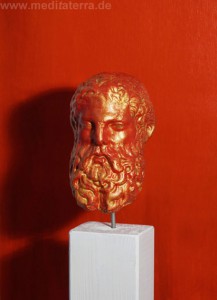 Zeus Skulptur - rot und gold bemalt - Kunstinstalltion