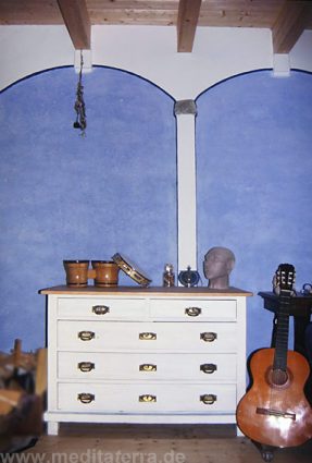 Landhausstil mit weißer Kommode und blauer Wand