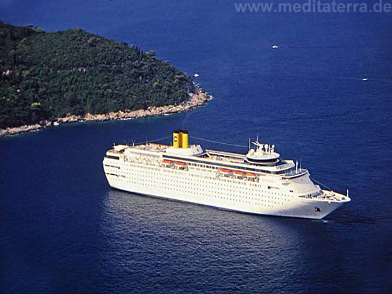 Weißes Kreuzfahrtschiff vor der Küste Dubrovniks