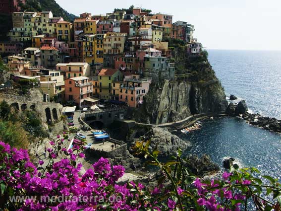 Ausblick zum Cinque Terre Dorf Manarola