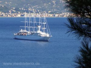 Kreuzfahrtschiff in der Bucht von St. Margarita, Blick vom Castello Brown