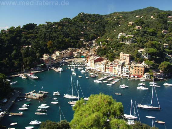 Blick auf die Hafenbucht in Portofino