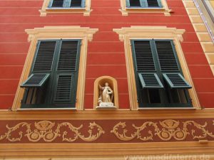 Kunstvoll bemalte Fassaden in der Altstadt von Sestri Levante