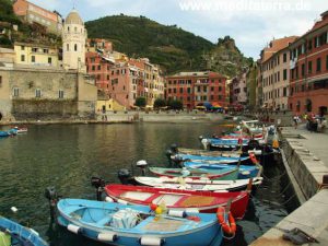 Am Hafen im Cinque Terre-Dorf Vernazza