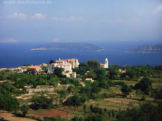 Malerisches Inseldörfchen auf Cres mit Ausblick auf die Adria