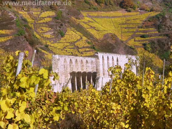 Etwa in dieser Ansicht skizzierte William Turner die Klosteruine Stuben an der Mosel