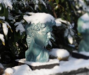 Klassische Skulptur "David" im Kunstretreat-Garten