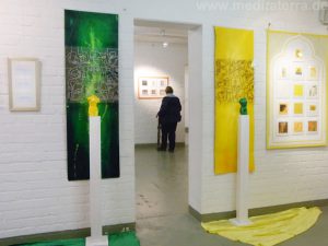 Farbräume Gelb und Grün in der Ausstellung "Faszination weltweiter Kunst, Farbe und Meditation"