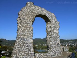 Eherner Ort der Rheinromantik: der Rolandsbogen