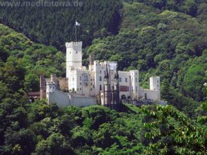 Rheinromantik pur: Schloss Stolzenfels hinter Koblenz