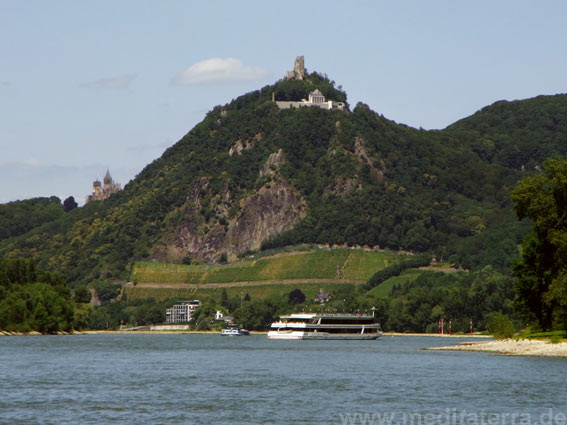 Der "turmgekrönte Drachenfels" aus Lord Byrons Ballade