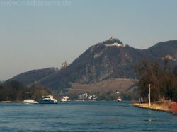 Aus dieser Perspektive malte William Turner den Drachenfels